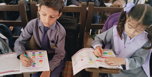 Child drawing during a free education class